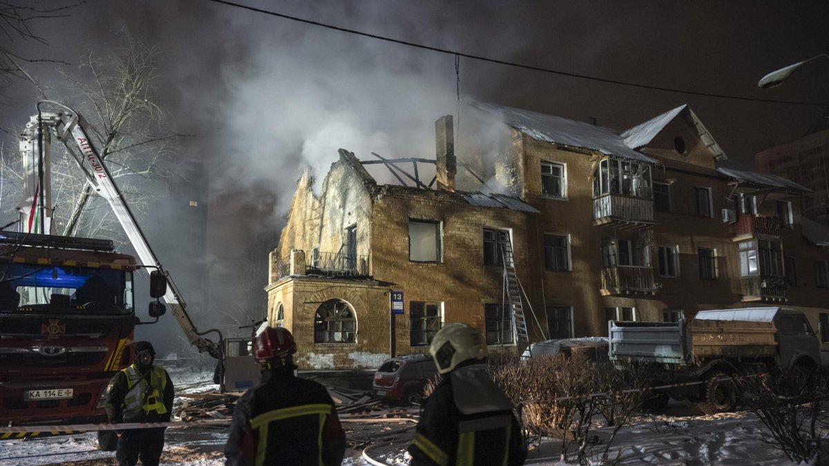 Los bomberos ucranianos tratan de sofocar un fuego causado por un ataque aéreo ruso en una zona residencial de Kiev, Ucrania este viernes.