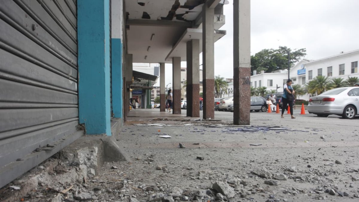 Ataque con artefacto explosivo causó daños materiales en un negocio del centro de Guayaquil.