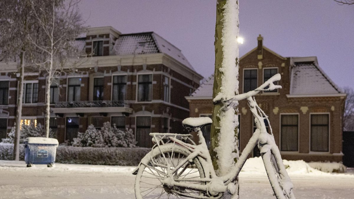 Una bicicleta cubierta de nieve está aparcada en las calles de Assen, en la provincia de Drenthe Países Bajos este viernes.