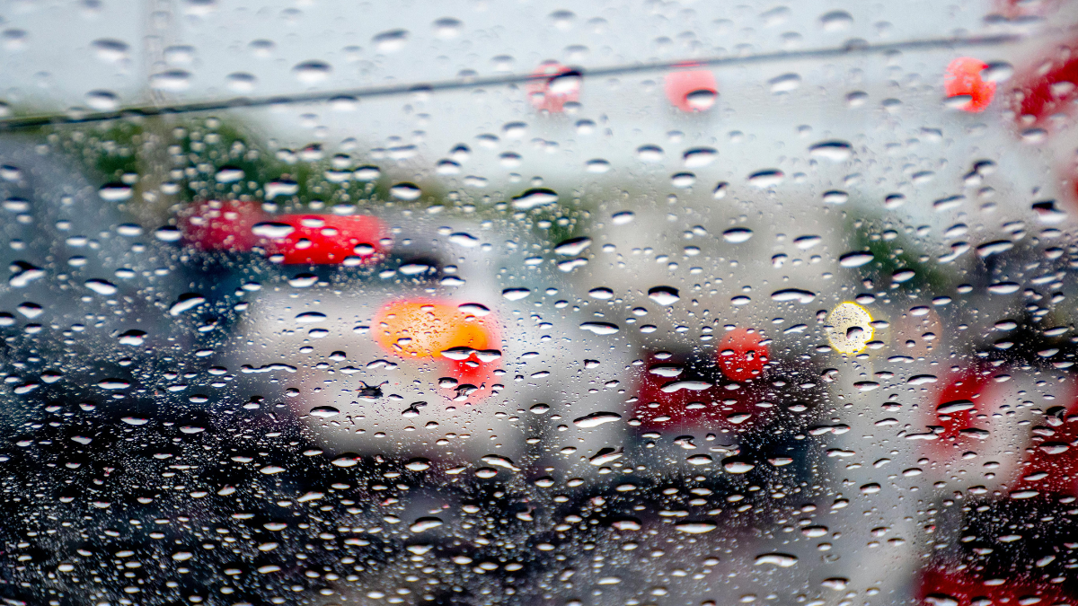 Referencial. Guayaquil bajo agua: la lluvia reaparece tras semanas de calor sofocante, sorprendiendo a conductores y peatones.