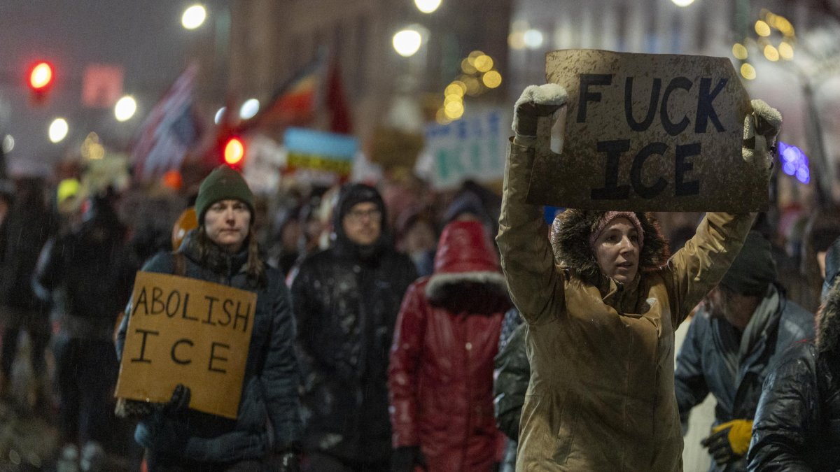 Una persona sostiene un cartel durante una manifestación en rechazo a los operativos del Servicio de Inmigración y Control de Aduanas (ICE) en Minneápolis (EEUU).