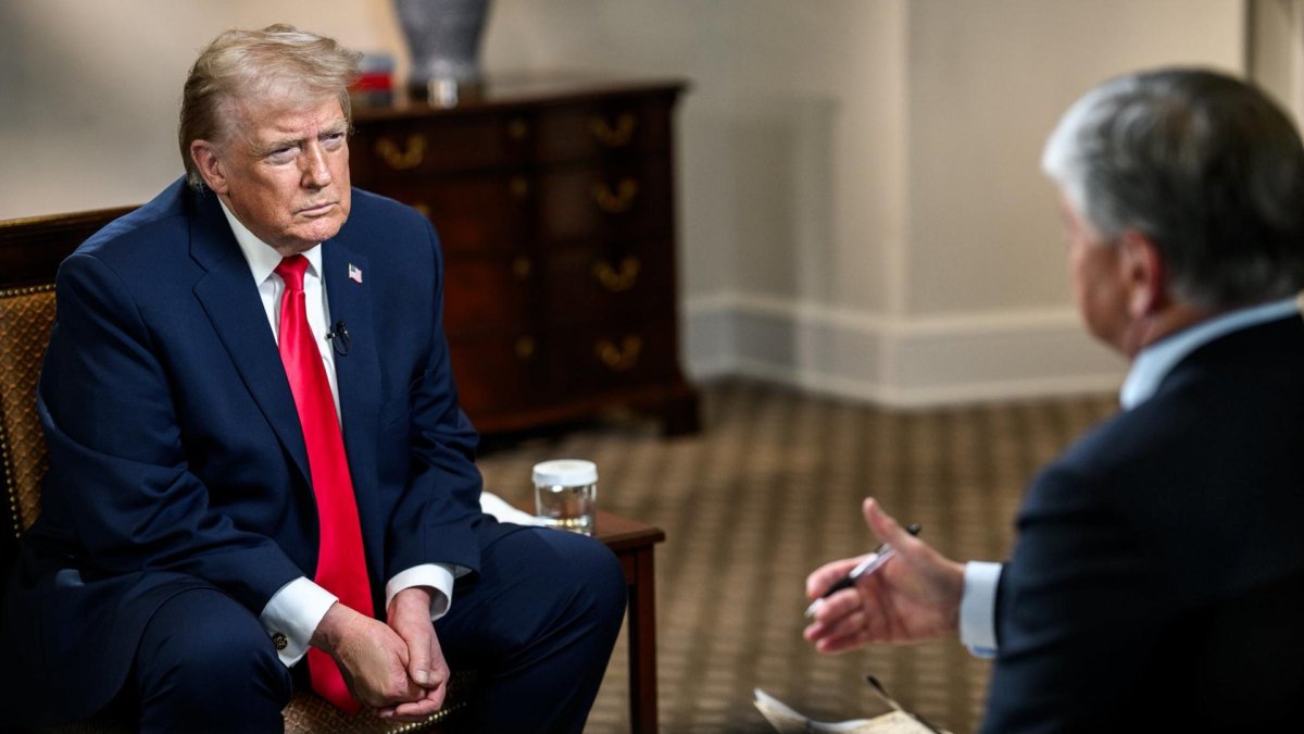 El presidente de EE.UU., Donald Trump, durante una entrevista con el periodista Sean Hannity este jueves, en Washington (EE.UU.).