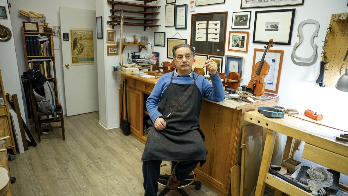 Francisco González, en su taller de arquetería, donde fabrica y arregla instrumentos musicales realizados con palo de Brasil, un material en peligro de extinción.