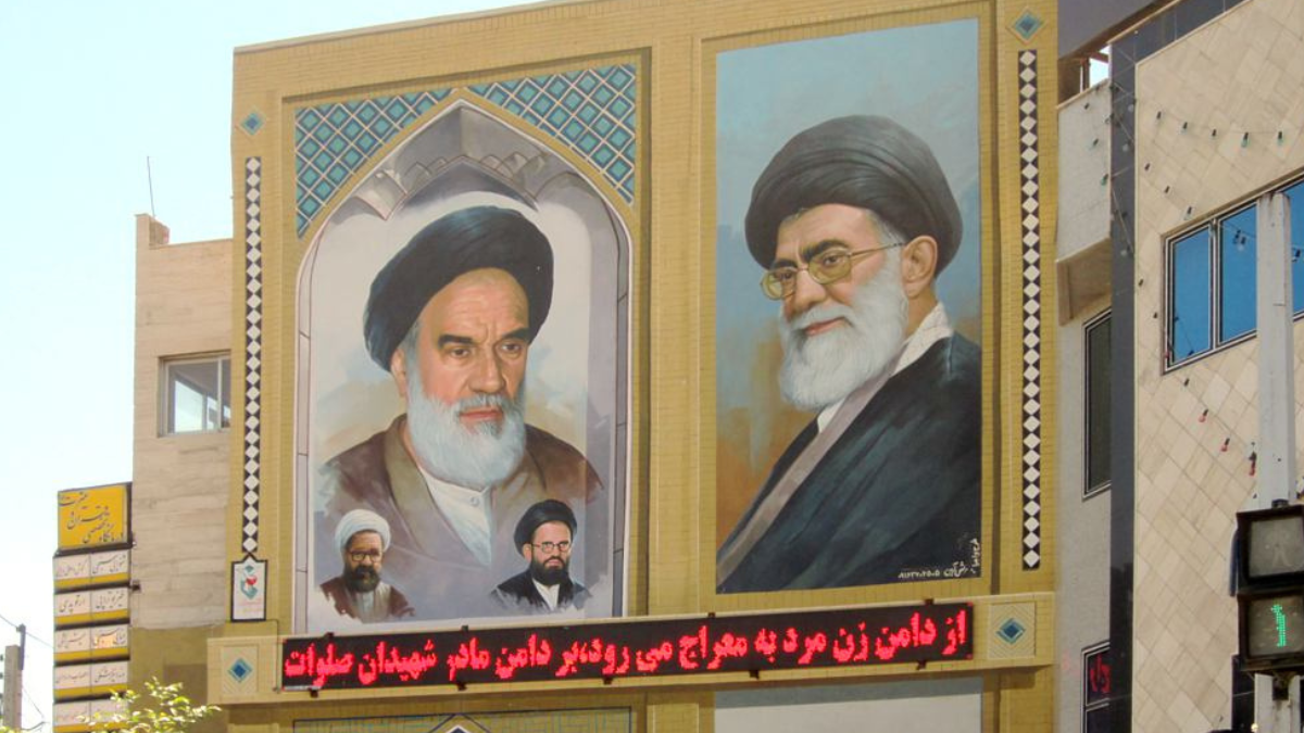 Retratos del poder religioso: mural en Qom muestra a Khomeini y Khamenei, figuras clave del liderazgo iraní desde 1979.