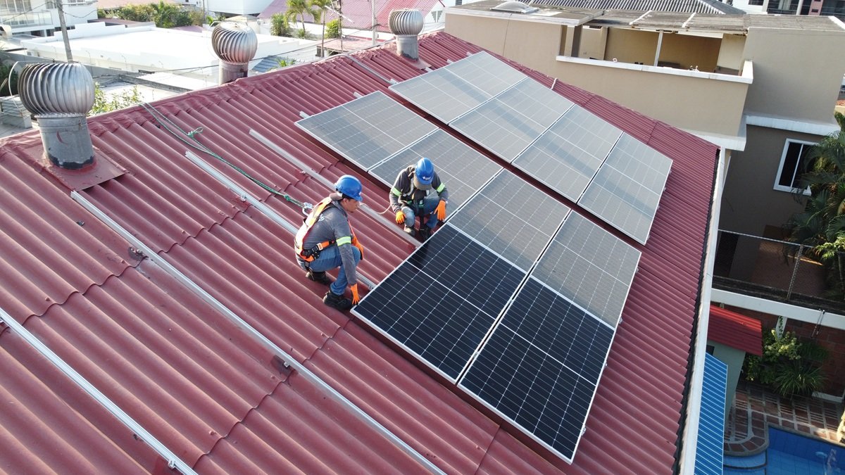 Estos sistemas permiten a una persona, empresa o institución producir su propia energía eléctrica.