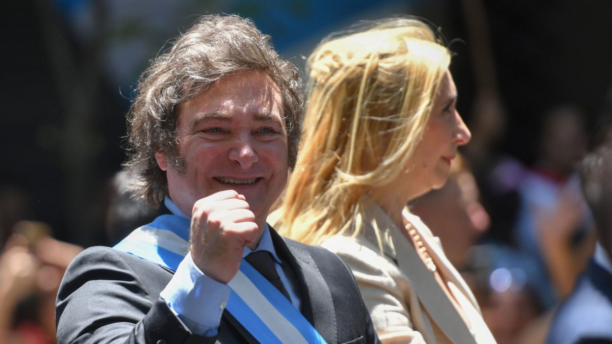 El presidente electo de Argentina, Javier Milei, acompañado de su hermana Karina