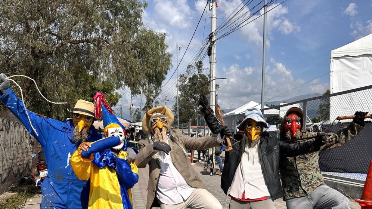 Los payasos, las viejas y los viejos se mantienen como los personajes infaltables en la fiesta.