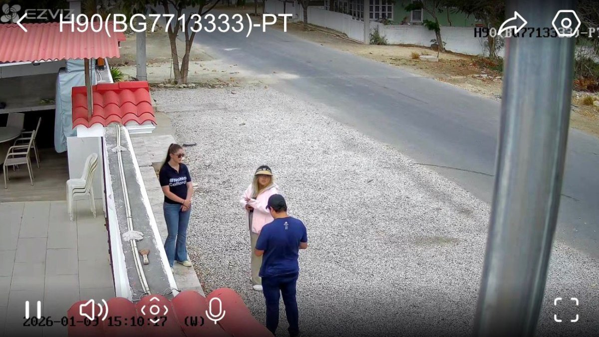La asambleísta Mónica Palacios grabó videos en los exteriores de la casa de la madre de la secretaria de la Administración Pública, Cynthia Gellibert.