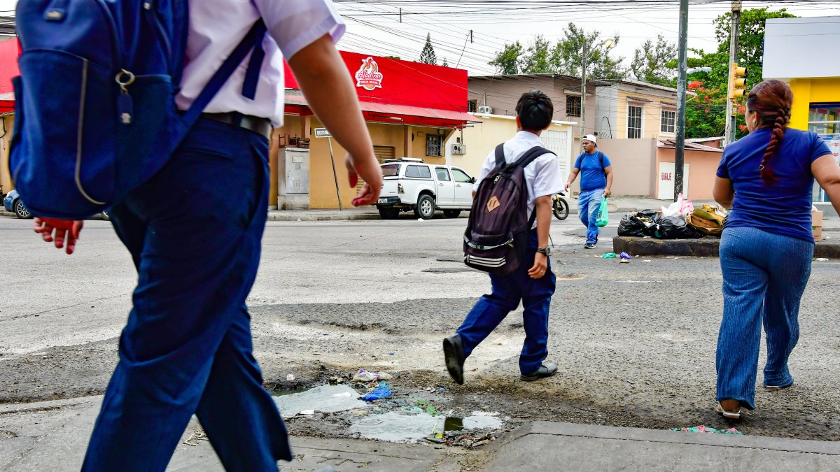 Sectores como Mapasingue, en el noroeste de Guayaquil, llevan años esperando que se reparen los baches de avenidas como Enrique Ortega Moreira.