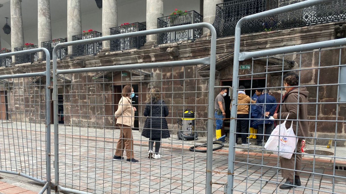Ayer, un equipo técnico revisó algunos locales de los bajos del Palacio de Carondelet, para retirar agua acumulada y evaluar los daños por humedad. Llevan más de dos años cerrados.