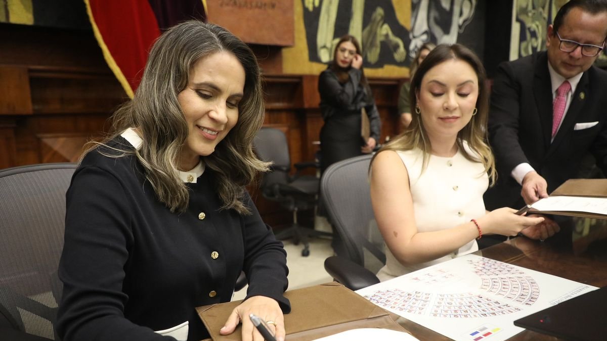 La vicepresidenta de la Asamblea, Mishell Mancheno (d), también se hizo eco de los cuestionamientos contra Alexandra Villacís (i), suplente de Godoy.