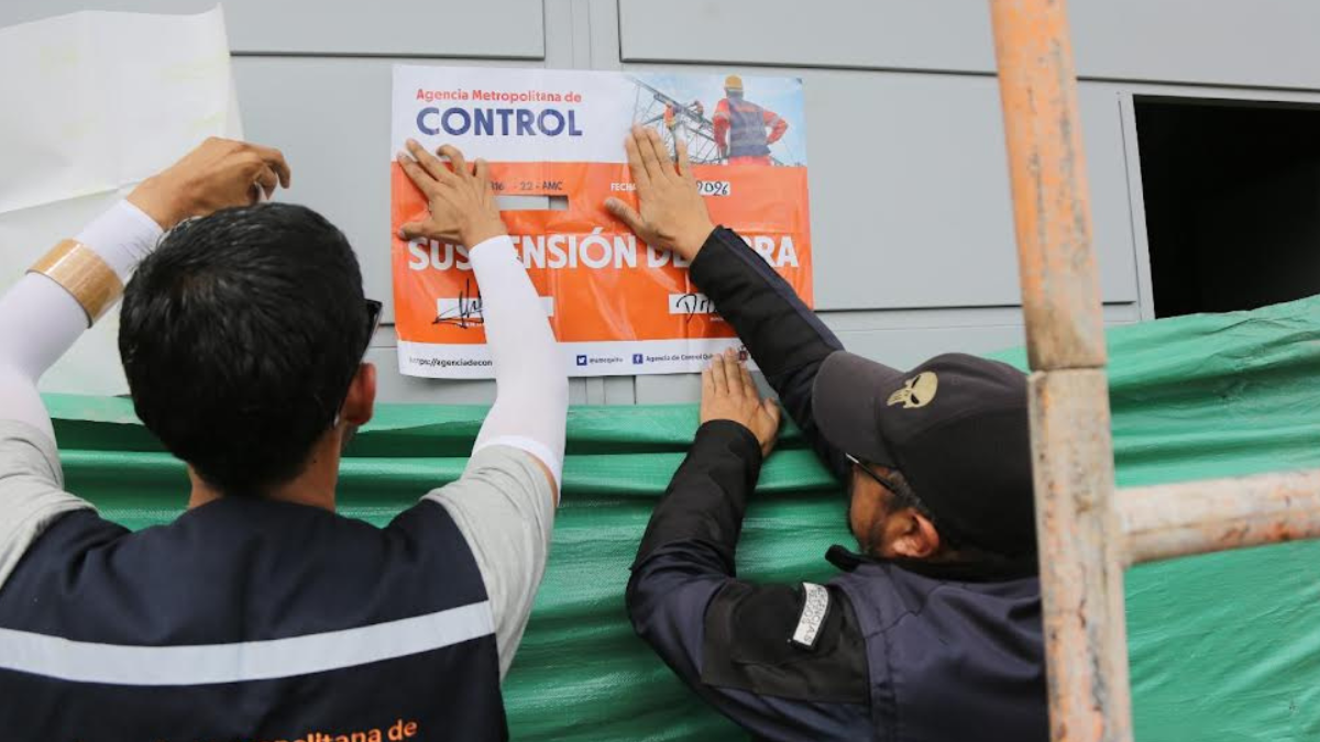 En Santos Pamba, en Quitumbe, personal de la AMC inspeccionó cuatro construcciones; revisaron que cuenten con los permisos.