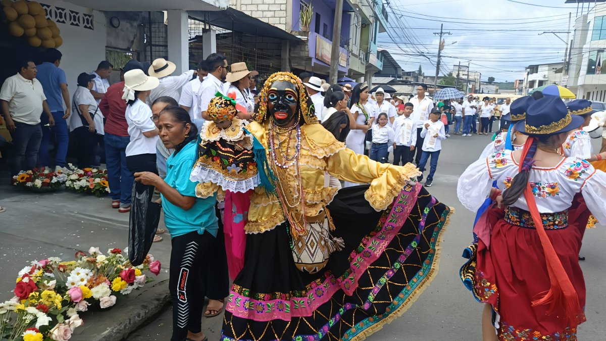 Festejo. El colorido desfile en Quinindé une a personajes populares de la cultura de la costa, sierra y oriente.