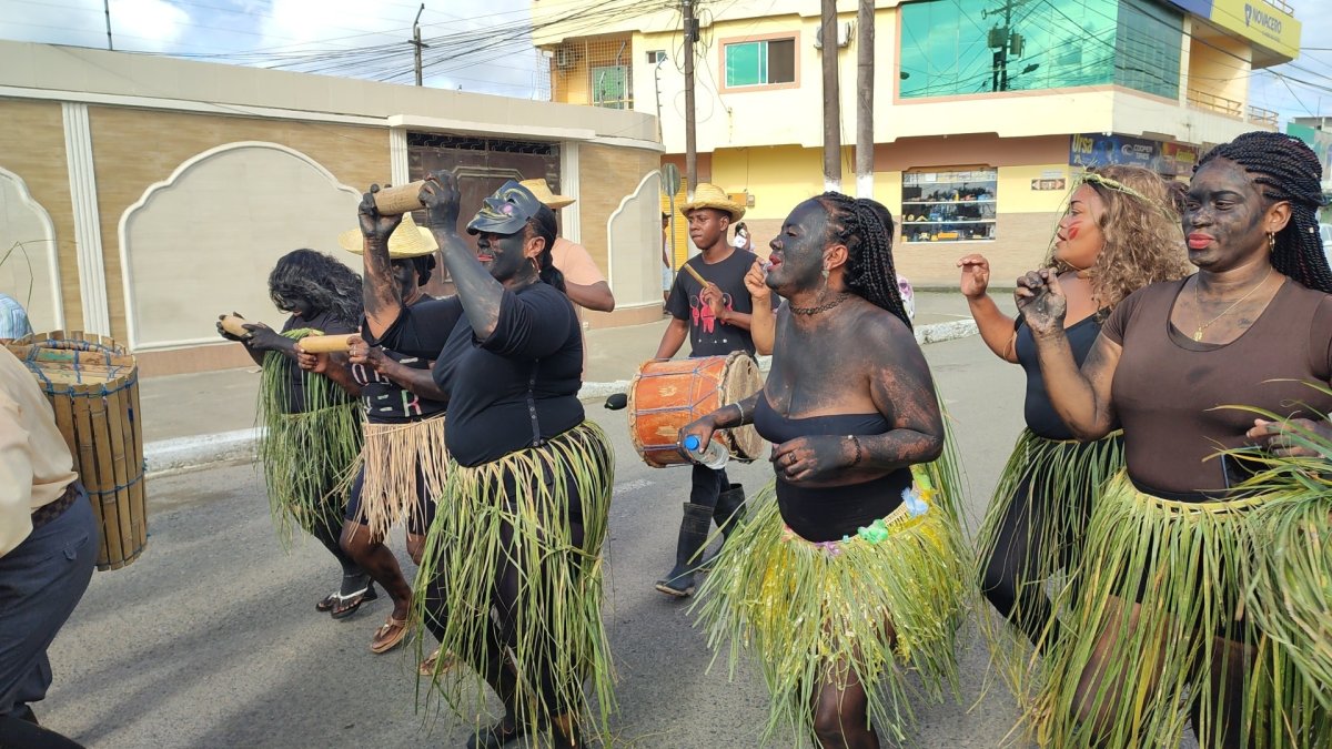 Tradición. Decenas de estudiantes participaron del desfile.