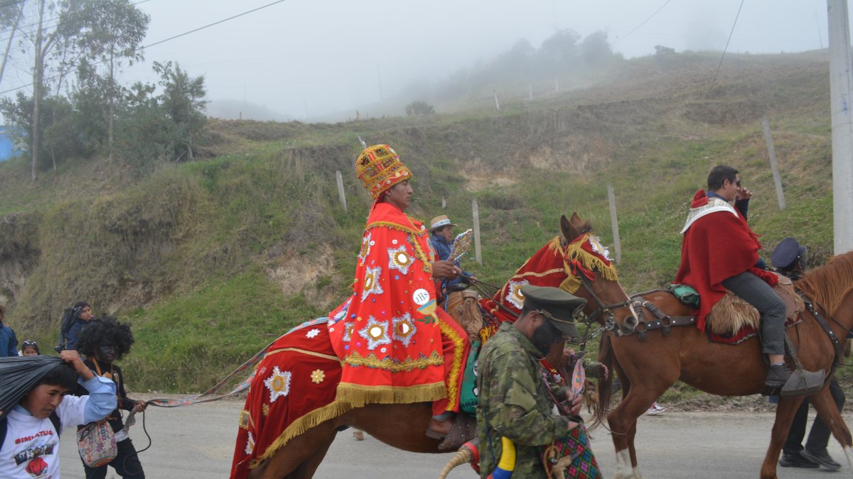 Desfile. Los Reyes Magos recorren Simiatug acompañados por bandas de pueblo y comunidades.