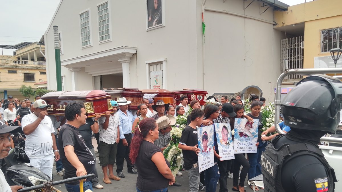El sepelio de las cuatro víctimas se dio luego de que los féretros recorrieron las calles de la cabecera cantonal, entre el dolor de sus conocidos y el resguardo policial.