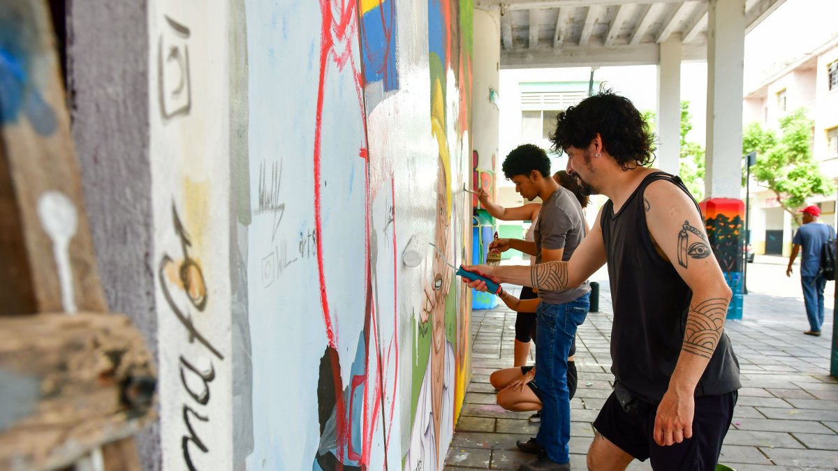 El muralista chileno Sofrenia pintó el mural Raymi, en el centro de Guayaquil, que representa a las cuatro regiones de Ecuador.