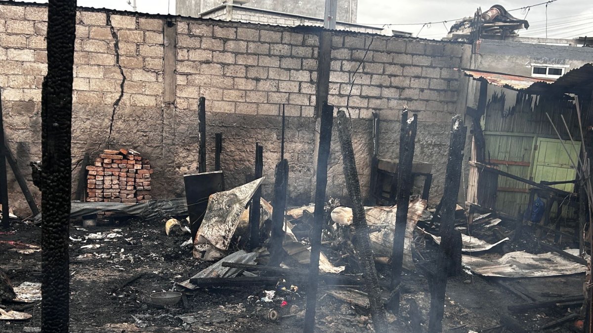 Los atacantes primero dispararon contra la familia y luego incendiaron la casa.