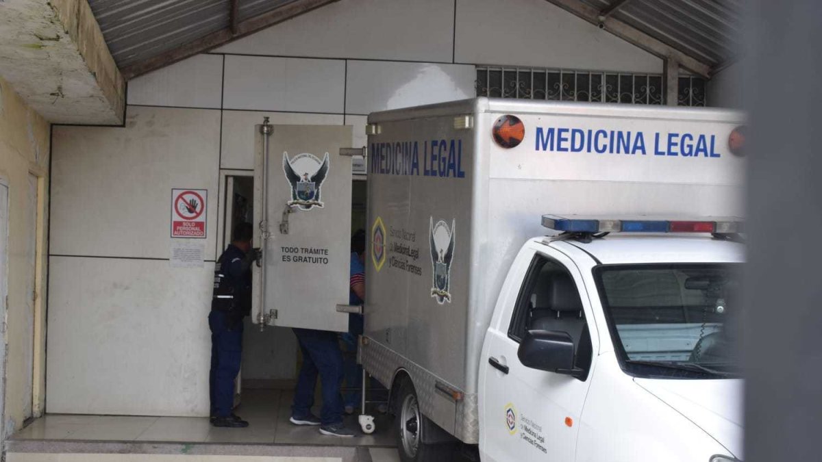 El cuerpo de Ángel Gabriel Landaeta Mendoza, quien recién cumplió 25 años, fue llevado hasta la morgue de Quevedo.