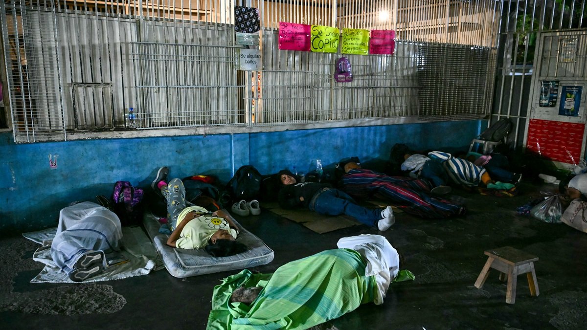 Familiares de presos políticos duermen en el vestíbulo de una tienda adyacente a la prisión El Rodeo I.