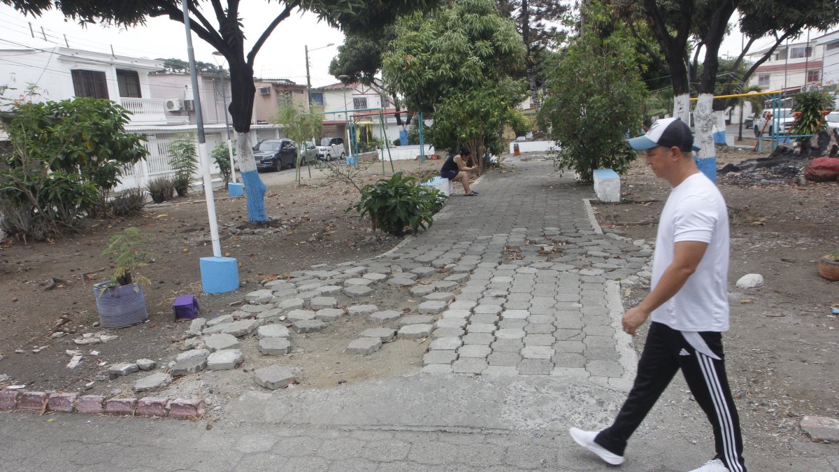Un parque de la etapa 11 de la ciudadela La Alborada, en el norte de Guayaquil, lleva más de 40 años a la espera de una reparación integral.