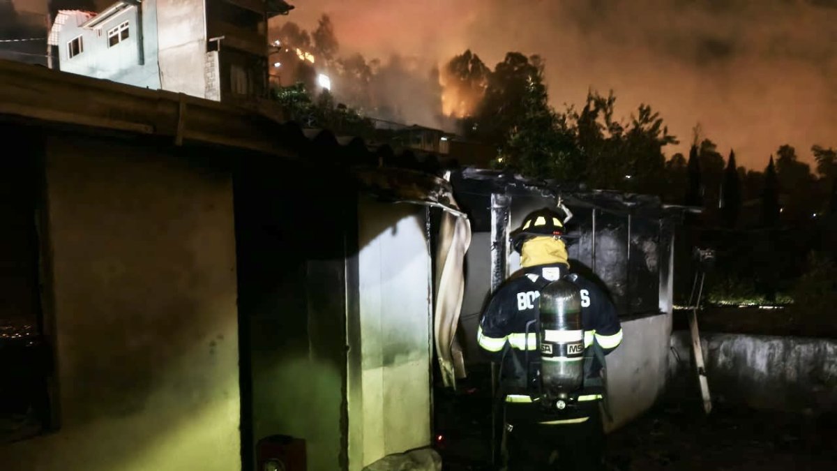 El incendio ocurrió en una casa en el sector de San José de Conocoto Alto, al oriente de Quito.