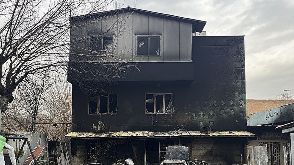 Fotografía facilitada por la agencia iraní Tasnim, agencia de noticias progubernamental, que muestra los destrozos tras las protestas contra el gobierno en Teherán.