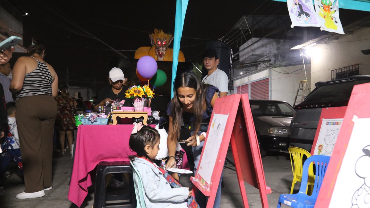Los monigotes gigantes activan el movimiento comercial en las zonas del suroeste de Guayaquil donde se los exhibe.