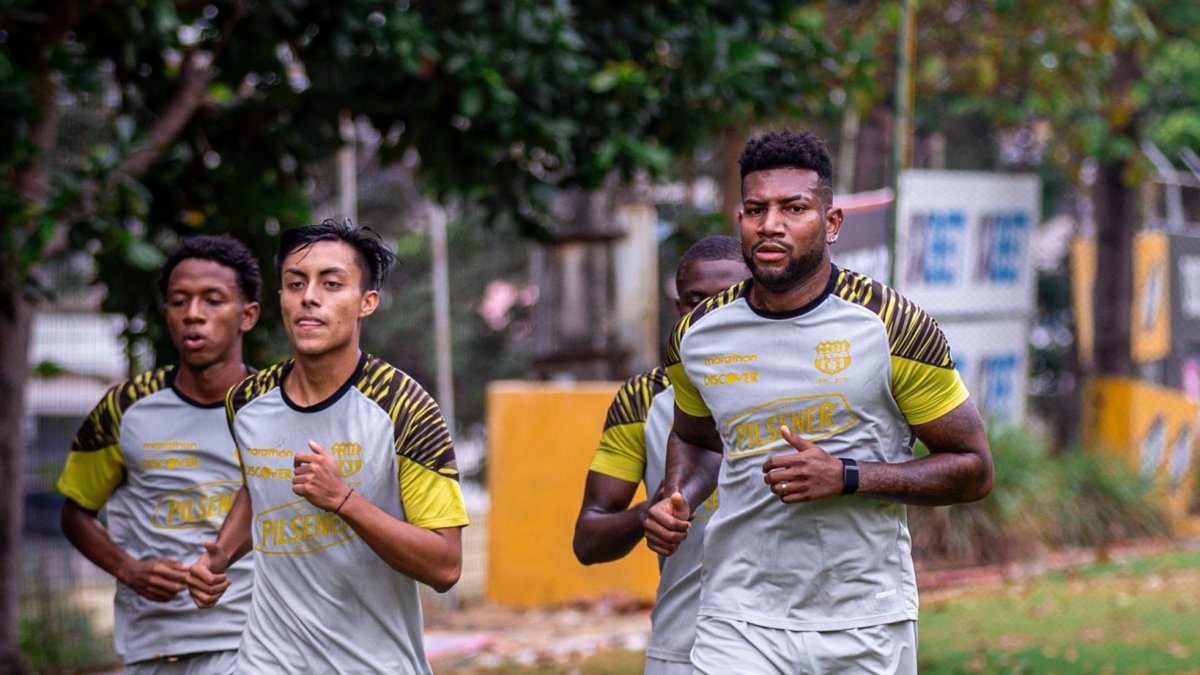 El delantero Pablo Calle (i) y el defensa Gustavo Vallecilla, se entrenan en las canchas alternas del Monumental.