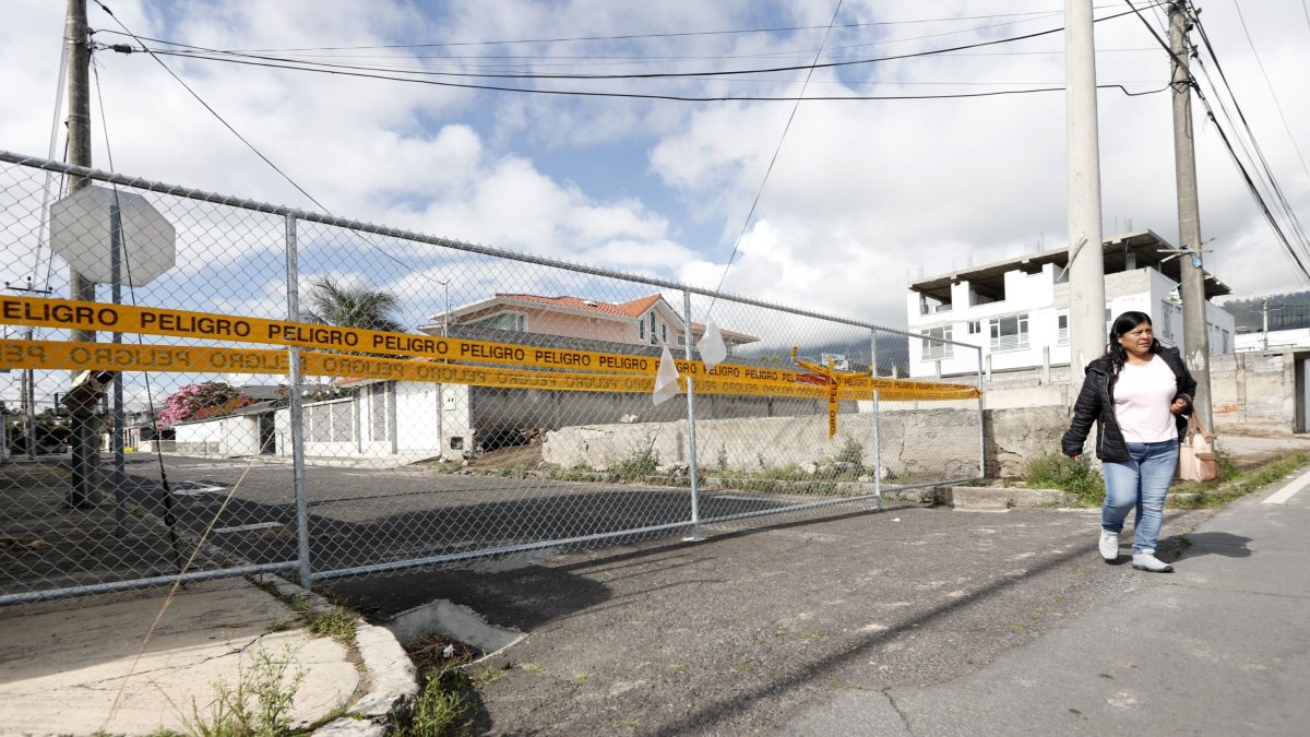 Las vallas se colocaron en la Sebastiano Serlio, De Las Violetas, De Las Azaleas y en la Valdivia por motivos de seguridad, según los vecinos.