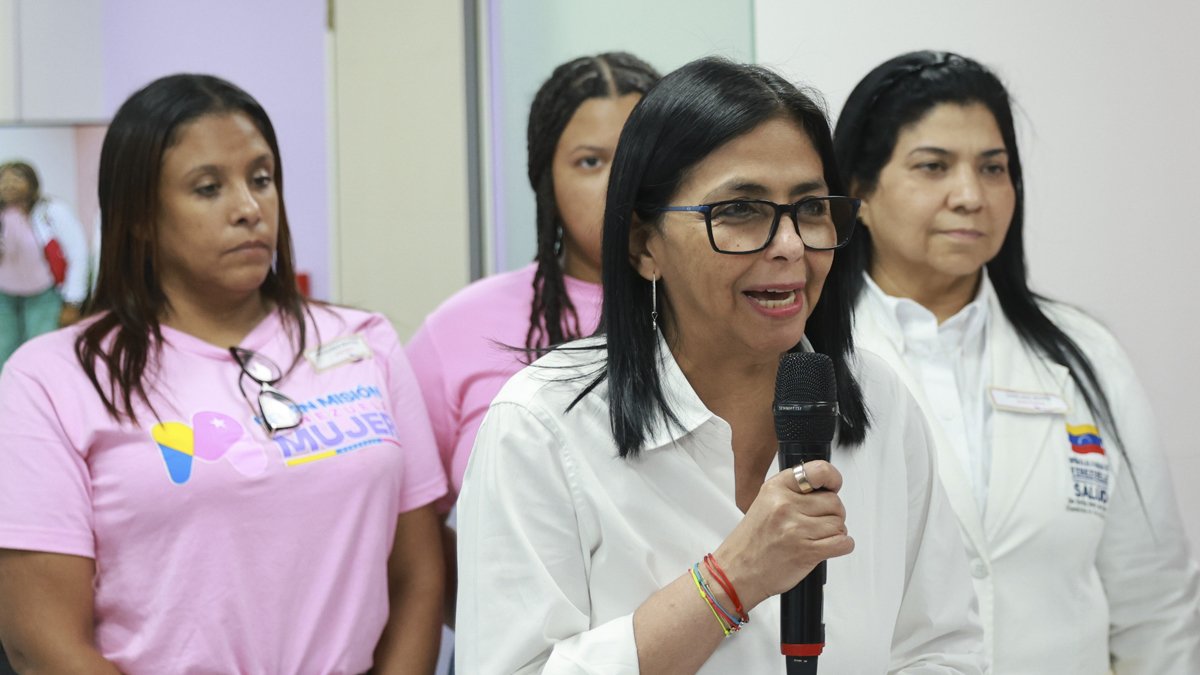 Fotografía cedida por el Palacio de Miraflores de la presidenta encargada de Venezuela, Delcy Rodríguez (c), en un acto de gobierno, en Caracas.