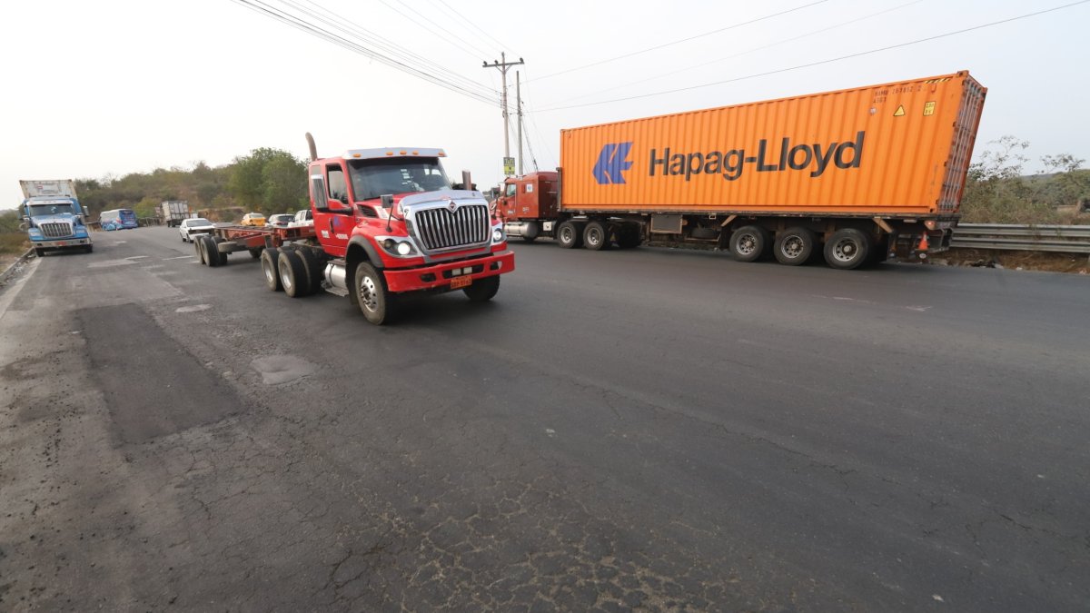 Daños. En el pavimento se observan fisuras, bacheos no nivelados.