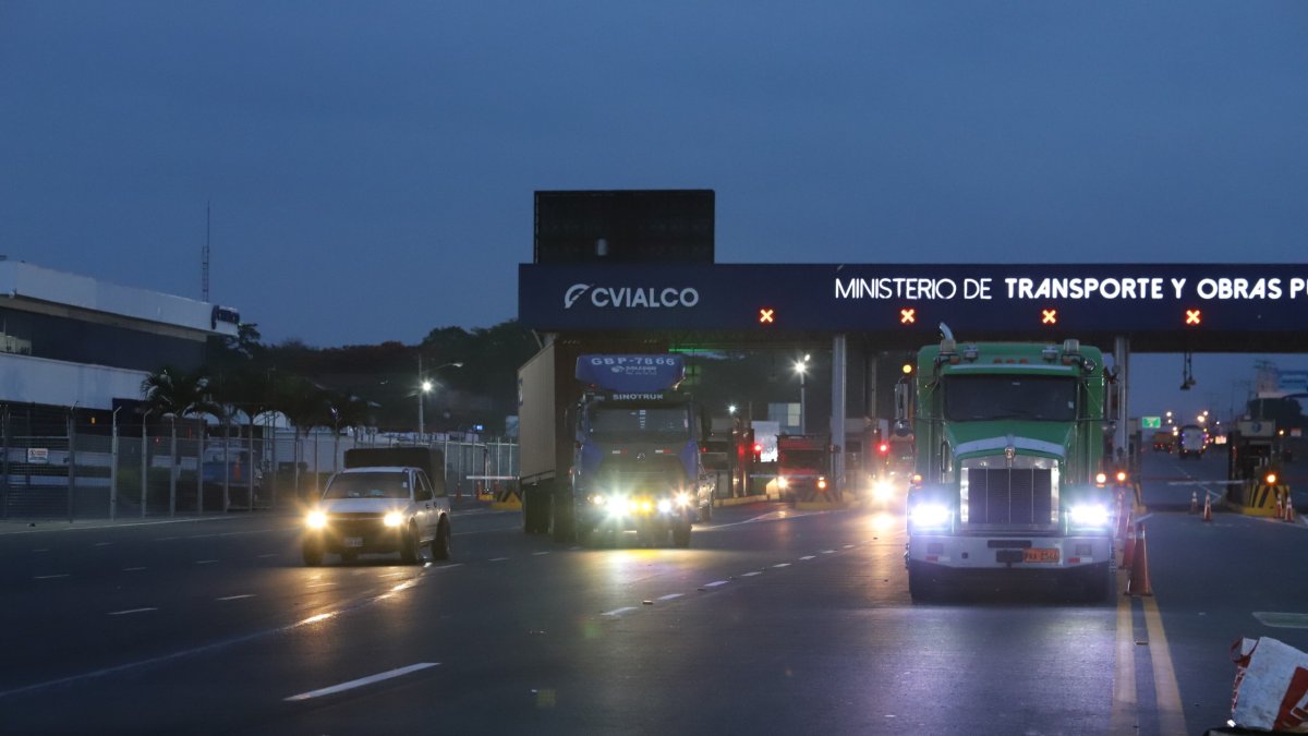 Tránsito. Los conductores de los vehículos livianos temen al circular a lado de los pesados.