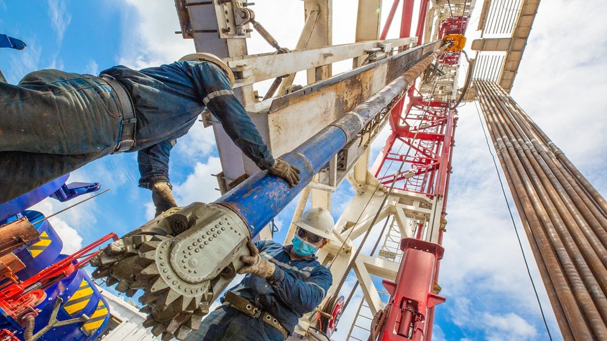 Ecuador proyecta recibir un precio más bajo este año, estimando $ 53.5 por barril, por debajo de los  $ 62.2 presupuestados para el 2025.