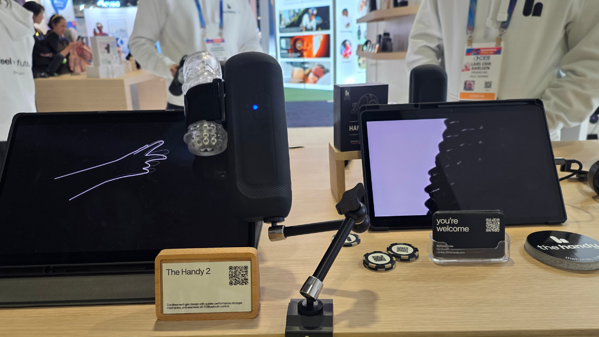 Handy 2 permite programar velocidad, profundidad y ritmo, sincronizarse con videos y realidad virtual mediante HandyTube y conectarse a distancia.