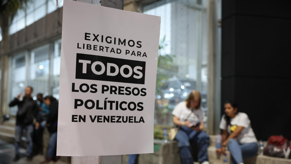 Un cartel exige libertad para los presos políticos durante una vigilia frente a El Helicoide, una de las cinco cárceles con más detenidos por razones políticas en Venezuela.