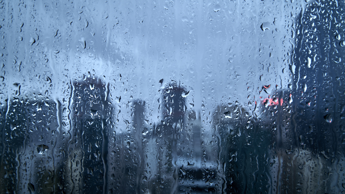 Referencial. Vista de Guayaquil bajo la lluvia, en una jornada en la que el 90 % de los sumideros resultaron obstruidos por basura, según Segura EP.