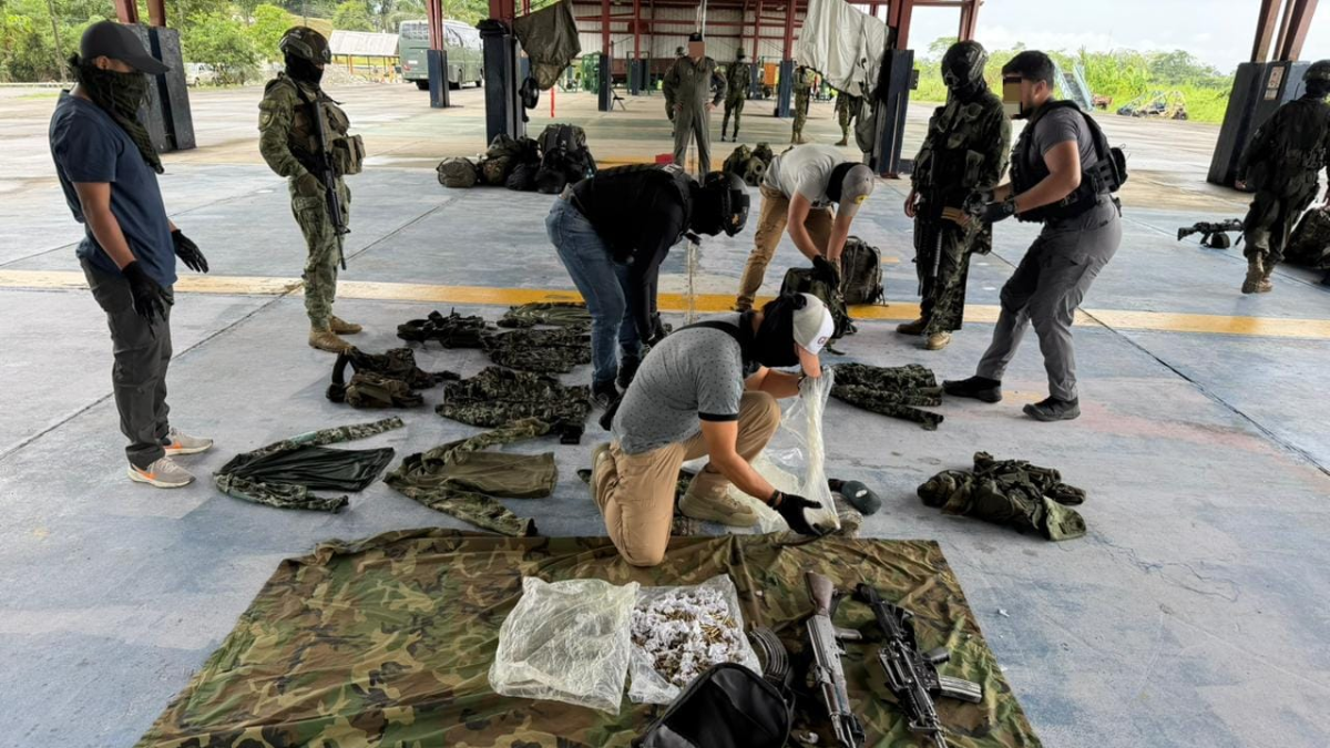 El operativo en Lago Agrio dejó como resultado la incautación de fusiles, municiones y material logístico usado por estructuras criminales.