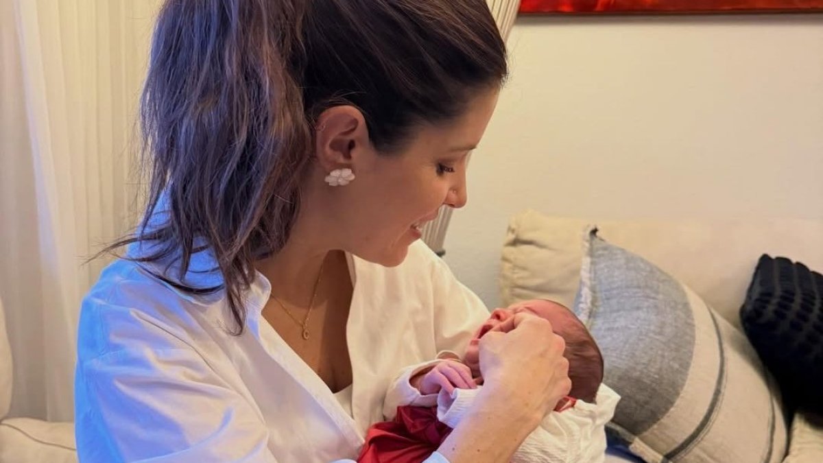 Carolina con su pequeña hija.