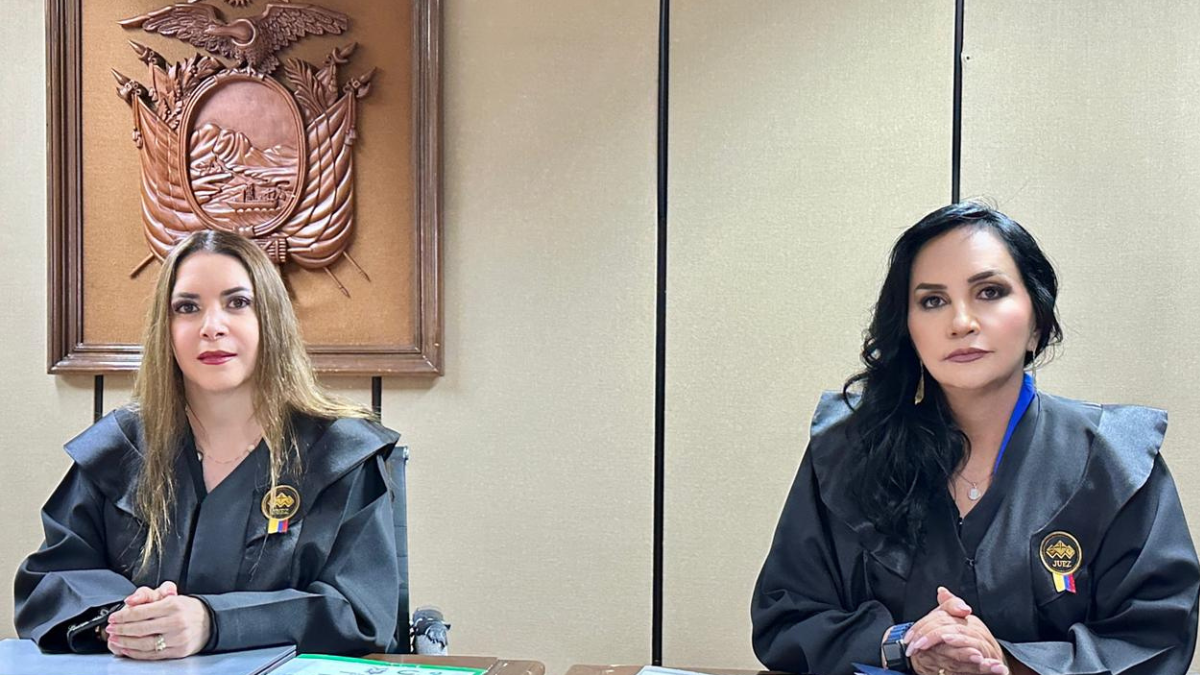 Enma Tapia (derecha) renuncia como presidenta subrogante de la Corte Nacional de Justicia