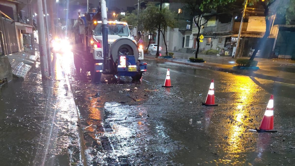 Interagua se puso a limpiar sumideros en simultáneo con la lluvia.