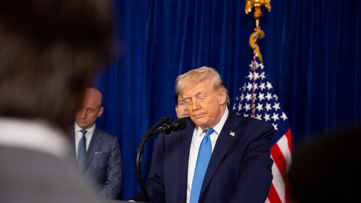 El presidente de EE.UU., Donald Trump, reacciona durante una conferencia de prensa en el Club Mar-a-Lago en Palm Beach, Florida, EE.UU.