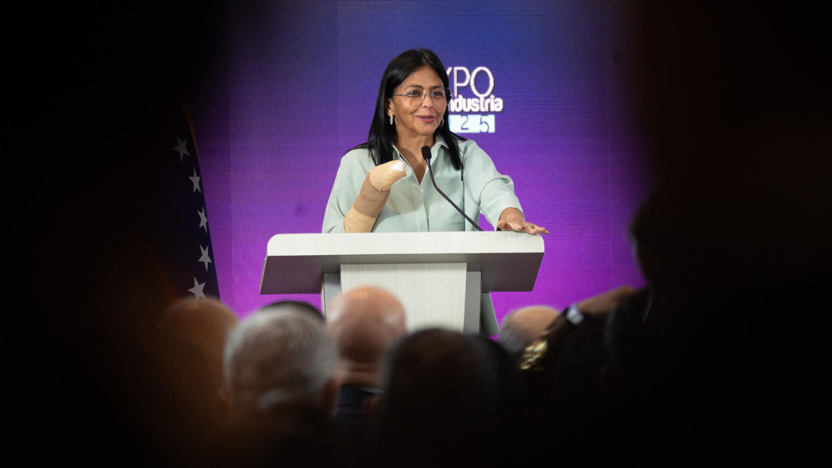 La vicepresidenta Delcy Rodríguez fue señalada por favorecer con contratos petroleros a un empresario vinculado al expresidente Rafael Correa.