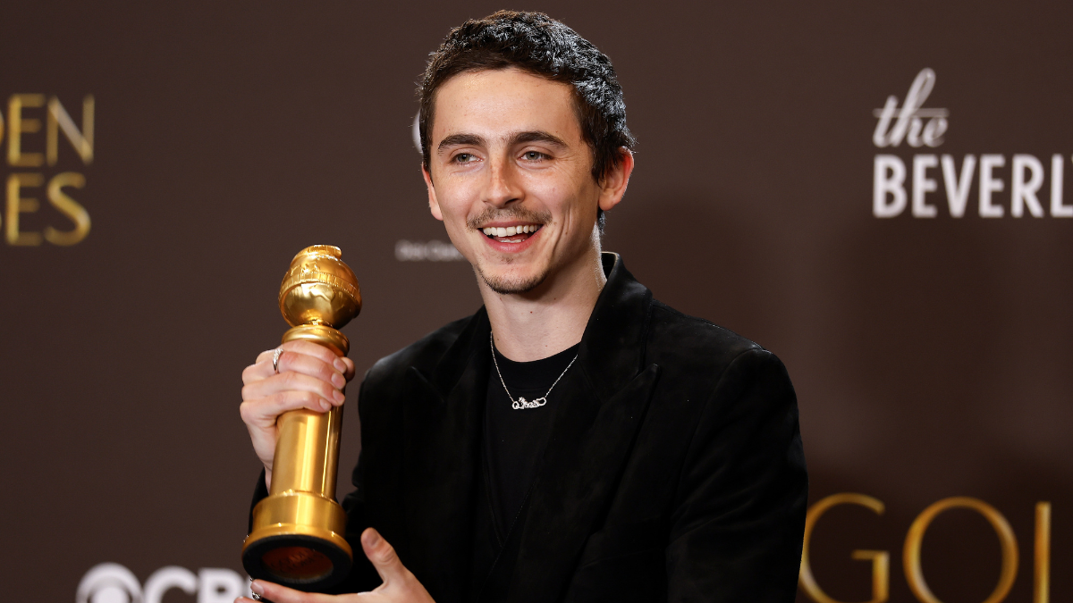 Timothee Chalamet posa con el premio a la mejor interpretación masculino en una película - musical o comedia por 'Marty Supreme'.