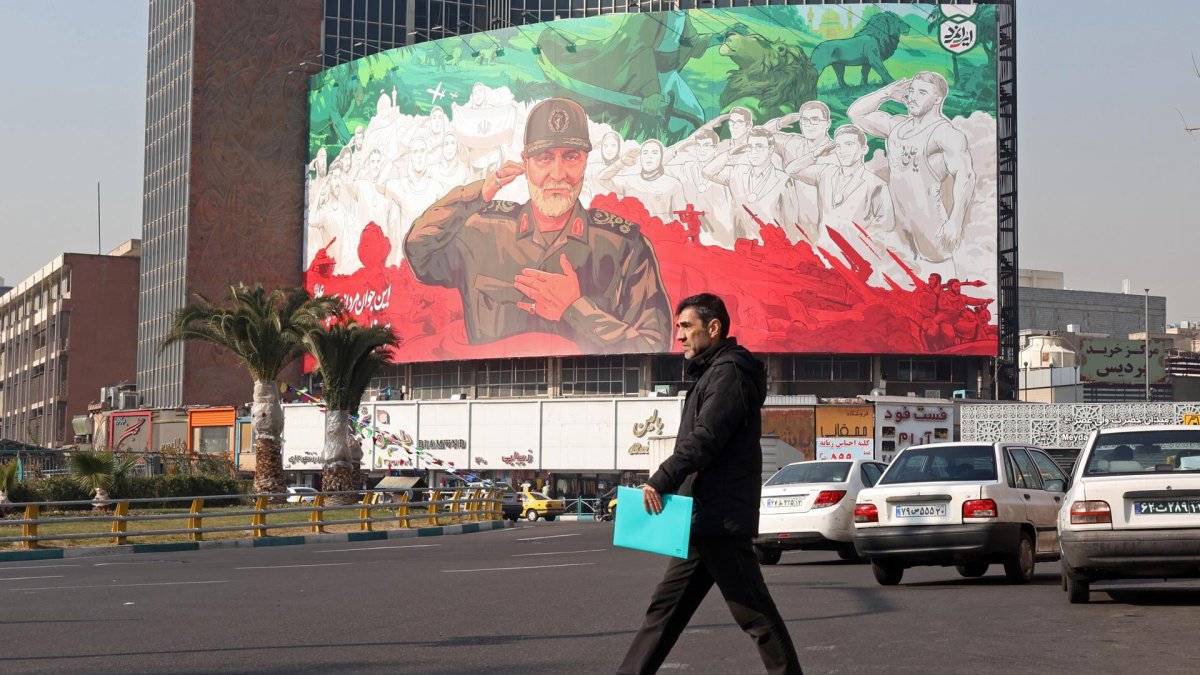 Una persona pasa junto a un cartel de la Guardia Revolucionaria Islámica de Irán (CGRI), Qasem Soleimani, en el centro de Teherán, Irán, el 6 de enero de 2026.