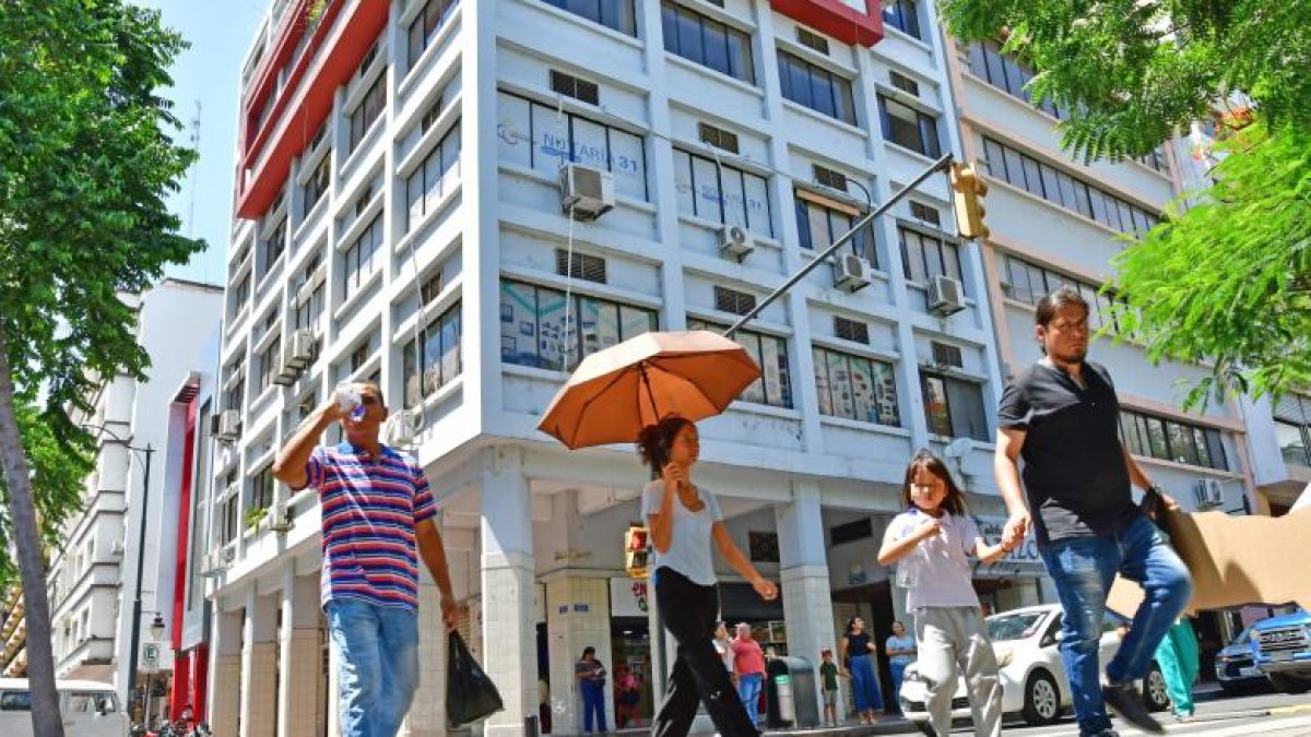 Referencial Los ciudadanos buscan taparse del sol en Guayaquil.