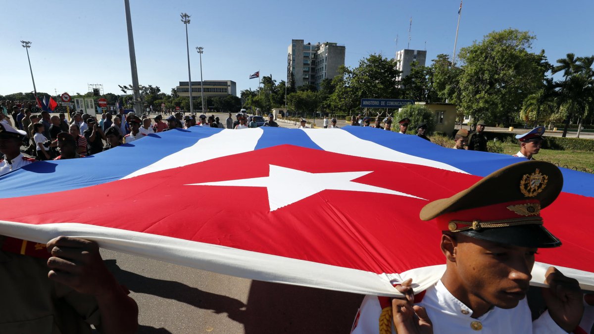 Fotografía de archivo del 27 de octubre del 2022 que muestra a soldados llevando una bandera de Cuba durante un homenaje, en La Habana (Cuba).