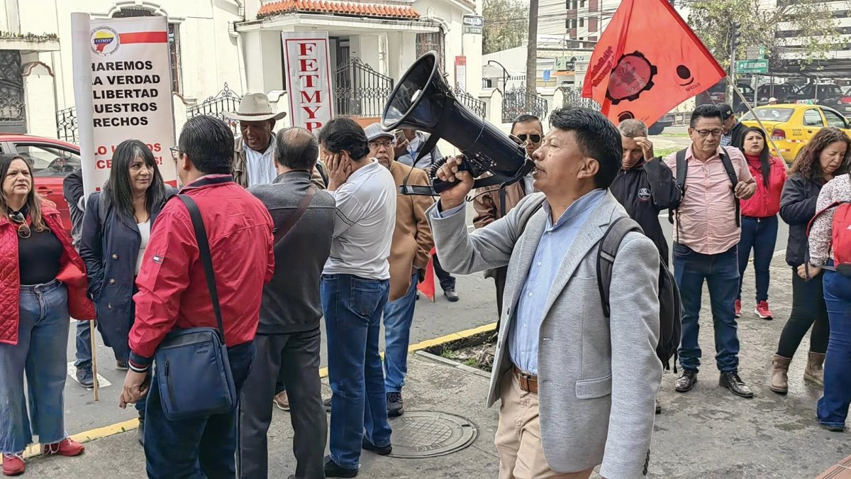 Plantón del Frente Popular en los exteriores del edificio administrativo del IESS, en el norte de Quito.