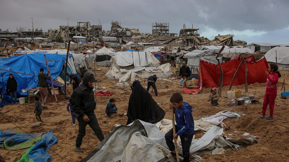 Familias palestinas desplazadas inspeccionan sus tiendas de campaña destruidas en el norte de la ciudad de Gaza, el 9 de enero de 2026.