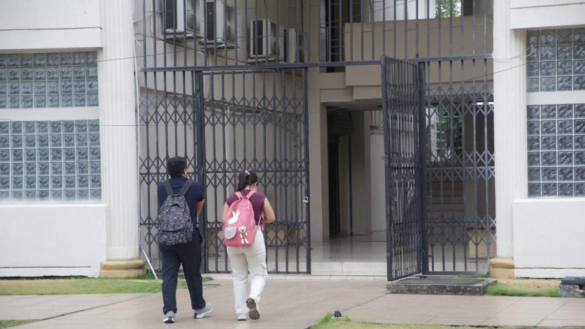 El ambiente en el campus de la Universidad Agraria, ubicado en el sur de Guayaquil, fue irregular debido a un corte imprevisto de energía eléctrica.